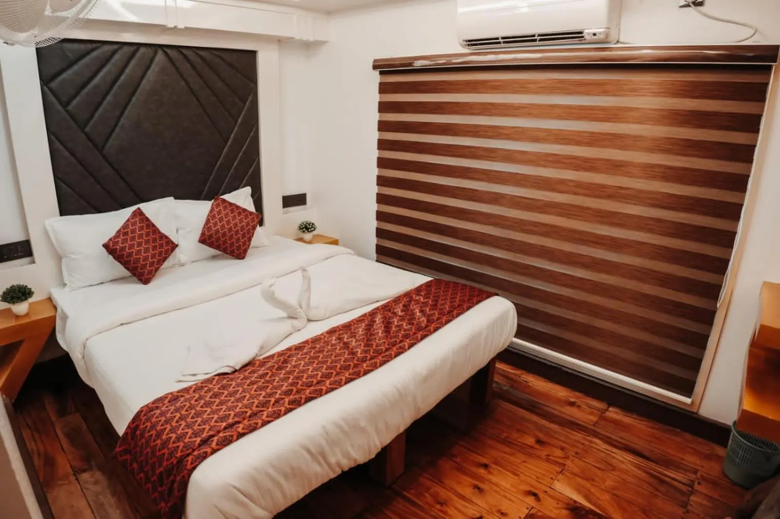 Honeymoon Boathouse Hotel Alappuzha Botel