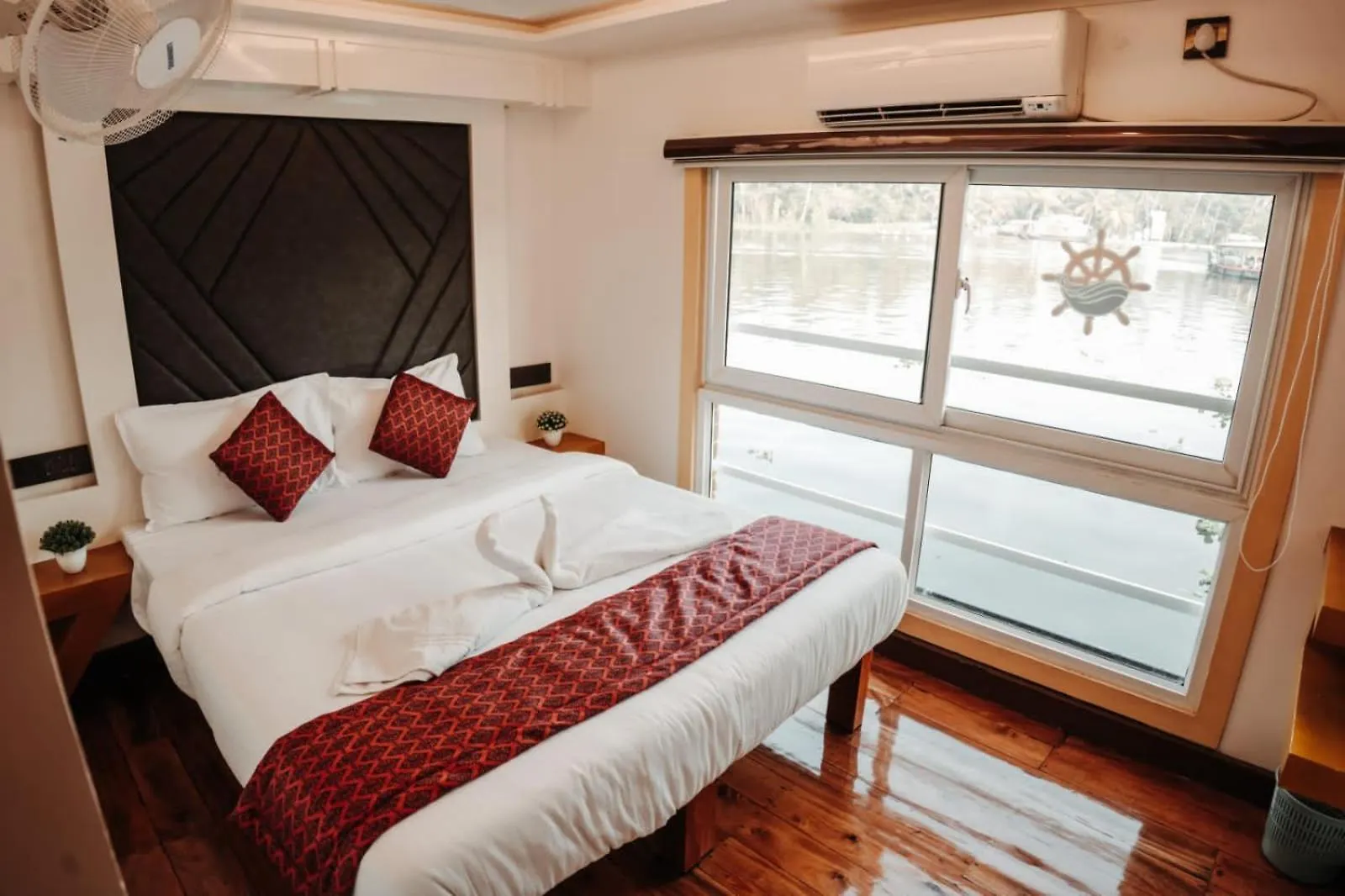 Honeymoon Boathouse Hotel Alappuzha India