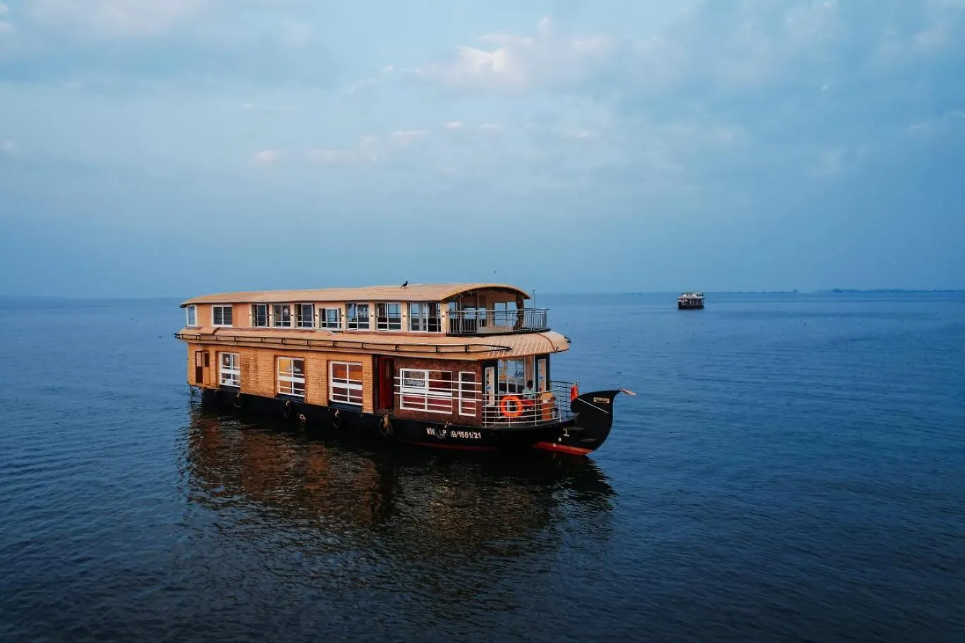 *** Botel Honeymoon Boathouse Hotel Alappuzha India